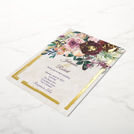 ブルゴーニュとピンクのフローラ予算結婚の 箔招待状 (回転した状態)