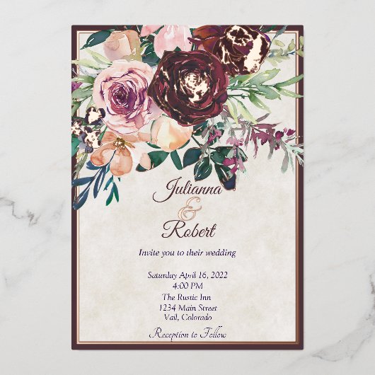 ブルゴーニュとピンクのフローラ予算結婚の 箔招待状 (正面)