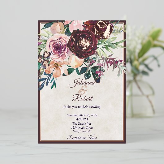 ブルゴーニュとピンクのフローラ予算結婚の 箔招待状 (立ち正面)