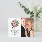 ブルゴーニュとピンクのフローラ私たちの初めてのクリスマス写真 シーズンポストカード (スタンド正面)