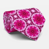 ブルゴーニュとマゼンタの幾何学的なフラワーパターン ネクタイ (ロール)