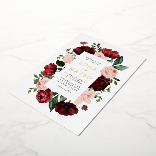 ブルゴーニュと赤面フローラ結婚写真 箔招待状 (回転した状態)