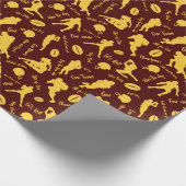 ブルゴーニュの黄色いサッカー選手のパターン ラッピングペーパー (角)