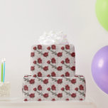 ブルゴーニュバラオングレー結婚のラッピング紙 ラッピングペーパー<br><div class="desc">灰色の背景にバーガンディのバラは、あなたの花嫁が愛結婚する完璧な贈り物ラップである</div>