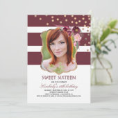 ブルゴーニュフローラと金ゴールドフォト誕生日スウィート16 招待状 (スタンド正面)