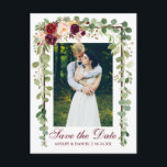 ブルゴーニュフローラ植物緑Save The Date 案内ポストカード<br><div class="desc">エレガント, モダン植物性の緑のユーカリ離れスのフローラ，水色ブルゴーニュ・マルサラの婚約，木枠，日付を保存する写真葉書</div>