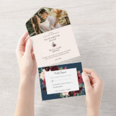 ブルゴーニュレッド赤面ピンクネイビーブルーフローラズ オールインワン招待状 (貼ってはがせる)