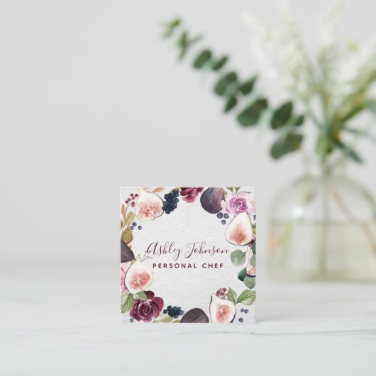 ブルゴーニュ水彩フィグ&フラワーリースタイポグラフィ スクエア名刺 (スタンド正面)