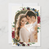 ブルゴーニュ海軍ブルーフローラアーチフレームフォト結婚ズ 招待状 (裏面)