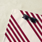 ブルゴーニュ赤とベージュストライプ五つのパターン ビーチタオル (インサイチュ)