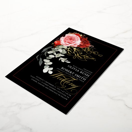 ブルゴーニュ赤ピンクの花ユーカリ結婚ブラック 箔招待状 (回転した状態)