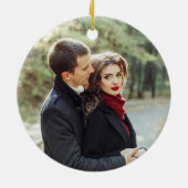 ブルゴーニュ金ゴールド婚約した初めてのクリスマスプ結婚ラス セラミックオーナメント (裏面)