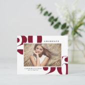 ブルゴーニュ2025はっきりしたタイポグラフィ写真卒業 インビテーションポストカード (スタンド正面)