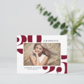 ブルゴーニュ2025はっきりしたタイポグラフィ写真卒業 インビテーションポストカード (スタンド正面)