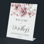 ブルゴーニュ・ダスティピンクフローラ40th Birthday Welcome 台座サイン<br><div class="desc">40歳の誕生日パーティーへようこそエレガントこのバーガンディで埃っぽいピンクのフローラテーブルトップ歓迎サイン。便利な台座スタイルは独立している。淡いかわいらしセージの緑の花の看板に水色のピンクの野葉花の配置が設置されている。誕生日のお祝いの名前は大きなトレ書ンドスクリプトのフォントにある。残りの文字はクラシック直立型フォント。非常に簡単にすカスタマイズ。すべての文字が編集可能。</div>