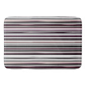 ブルゴーニュ、ピンク、グレーの抽象芸術ストライプ バスマット (正面)
