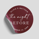 ブルゴーニュ・リハーサル・ディナー | ナイトビフォア秋 ラウンドシール<br><div class="desc">"The Night Before"はっきりしたというフレーズを使用したラブガンディのラウンドシールで、リハーサルのディナーにロマンチックなエレガントtouchを追加する。深いワインの赤い背景は、秋と冬の結婚式に最適で、温かさと豊かさ、そして時間を要しないスタイルを事前のお祝いに結婚もたらす。封筒を封じたり、バッグを引き立てたり飾、お客さまに歓迎の贈り物をパーソナライズしたりするために使用する。赤面、金ゴールド、ネイビー、またはフォレストグリーンと美しく組み合わせ、洗練された季節のパレットを実現。</div>