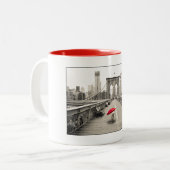 ブルックリンブリッジマグカップのマーティマウス – 赤 ツートーンマグカップ (正面左)