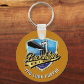 ブルックリン シールドとスウーシュ デザイン キーホルダー (裏面)