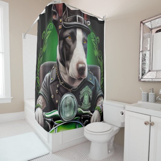 ブルテリア犬が自転車を運転する聖パトリックの日 シャワーカーテン (インサイチュ)