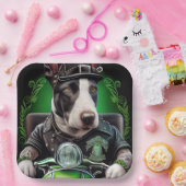 ブルテリア犬が自転車を運転する聖パトリックの日 ペーパープレート (パーティー)