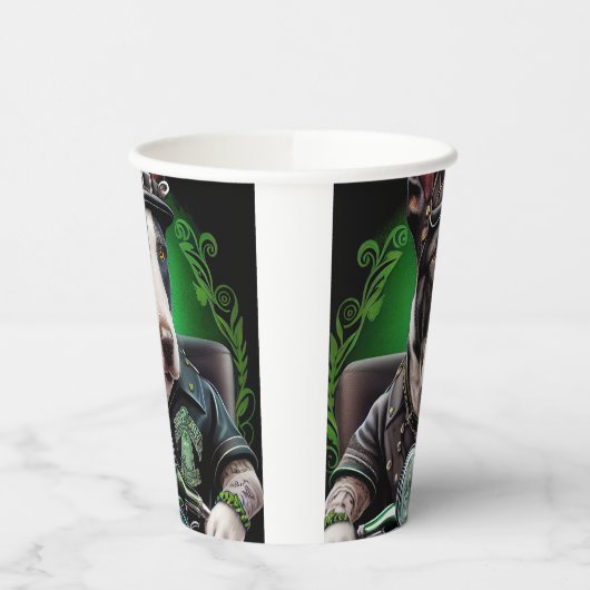 ブルテリア犬が自転車を運転する聖パトリックの日 紙コップ (左)