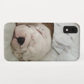ブルドッグかわいい眠れる子犬 Case-Mate iPhoneケース (裏面(横))