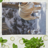 ブルドッグがそれを雪のクリスマスのブラシを渡す キッチンタオル (折り畳み)