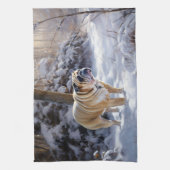 ブルドッグがそれを雪のクリスマスのブラシを渡す キッチンタオル (縦)