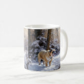 ブルドッグがそれを雪のクリスマスのブラシを渡す コーヒーマグカップ (正面右)