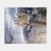 ブルドッグがそれを雪のクリスマスのブラシを渡す フリースブランケット (正面(横))