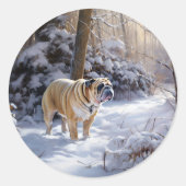 ブルドッグがそれを雪のクリスマスのブラシを渡す ラウンドシール (正面)