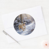 ブルドッグがそれを雪のクリスマスのブラシを渡す ラウンドシール (封筒)