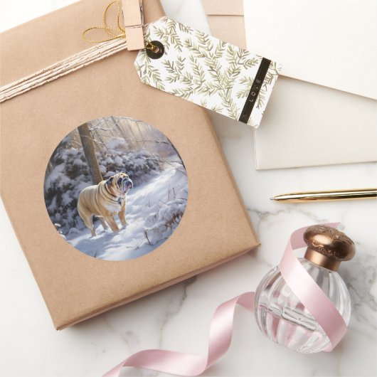 ブルドッグがそれを雪のクリスマスのブラシを渡す ラウンドシール (ギフト)
