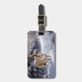 ブルドッグがそれを雪のクリスマスのブラシを渡す ラゲッジタグ (正面縦)