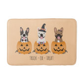 ブルドッグのカボチャをトリックフランスのまたは治療する バスマット (正面)