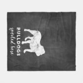 ブルドッグはヴィンテージの黒板をここにだめにしました フリースブランケット (正面(横))