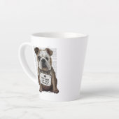 ブルドッグを抱く カフェラテマグ (左アングル)