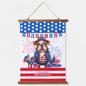 ブルドッグハッピー7月4日アメリカ独立記念日 吊り下げ型タペストリー (正面)