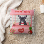 ブルドッグフランスのバレンタインデーキスをするブース クッション (ブランケット)