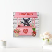 ブルドッグフランスのバレンタインデーキスをするブース スクエア壁時計 (ホーム)