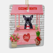 ブルドッグフランスのバレンタインデーキスをするブース セラミックオーナメント (右)