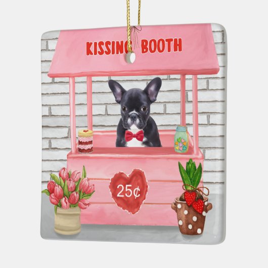 ブルドッグフランスのバレンタインデーキスをするブース セラミックオーナメント (左)