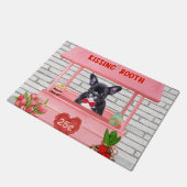 ブルドッグフランスのバレンタインデーキスをするブース ドアマット (アングル)