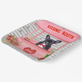 ブルドッグフランスのバレンタインデーキスをするブース ペーパープレート (傾斜あり)