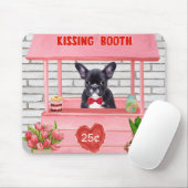 ブルドッグフランスのバレンタインデーキスをするブース マウスパッド (マウス)