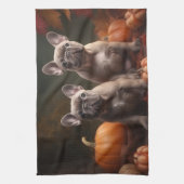 ブルドッグフランスの子犬の秋の喜びカボチャ キッチンタオル (縦)