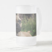 ブルドッグフランスの装飾用クッション フロストグラスビールジョッキ (正面右)