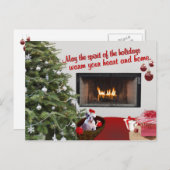 ブルドッグ子犬の暖かい暖炉のシーンのクリスマスの願い シーズンポストカード (正面/裏面)