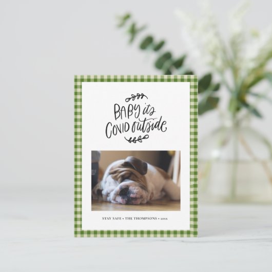 ブルドッグ |かわいいクリスマスの外でCOVID シーズンポストカード (スタンド正面)